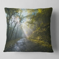 Designart Road u jesenjoj šumi pri zalasku sunca - pejzažni štampani jastuk za bacanje - 18x18