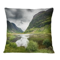 Designart Valley of Glencoe u zelenoj boji - pejzažni štampani jastuk - 18x18